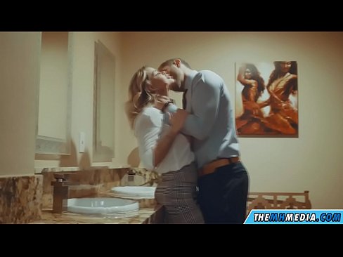 ❤️ Meta blonda busty seduces f'kamra tal-banju pubbliku ☑ Super sess f'mt.klassikaprint.ru ﹏
